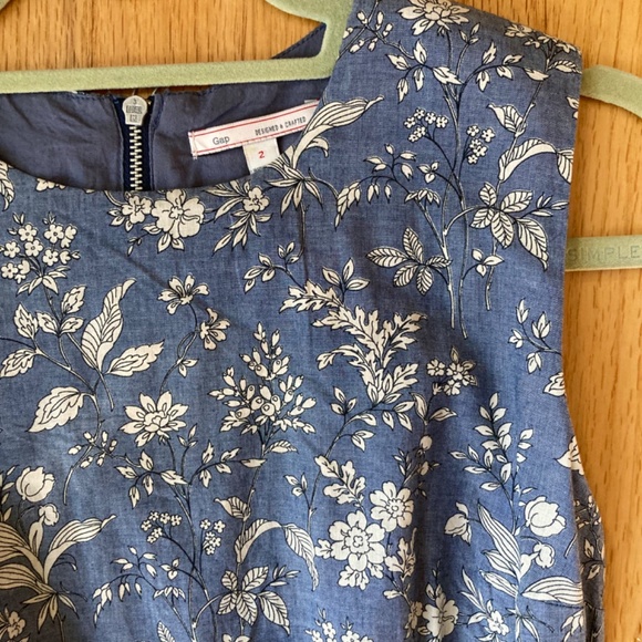 Gap Sleeveless Floral Fit and Flare Cotton Dress with Pockets - Picture 2 of 5
